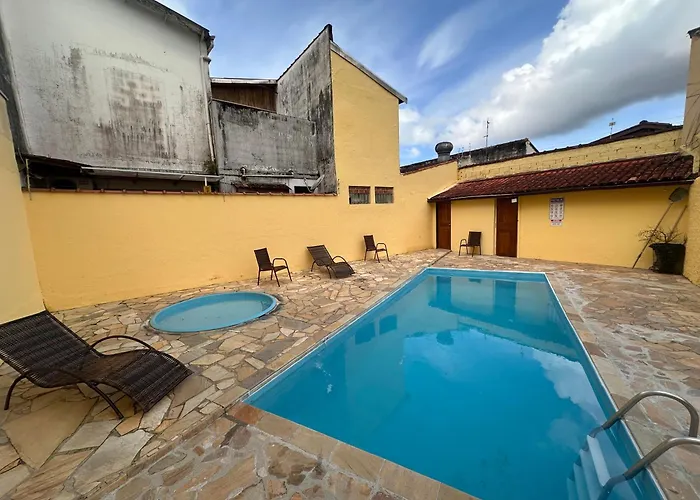 TRIPLEX piscina churrasqueira lava e seca Wi-Fi e 2 TVs em Condomínio com 90m2 no centro de Ubatuba